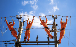 Thủ tướng: Bảo đảm cung ứng điện, xăng dầu trong mọi tình huống