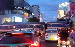 Tàu hỏa tông người đàn ông ở TP.HCM, đường phố kẹt cứng