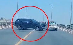 Khó hiểu loạt ô tô ngang nhiên quay đầu trên cầu vượt hẹp