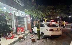 Ô tô mất lái lao lên vỉa hè, một người nguy kịch