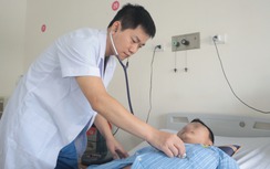 Lốp ô tô bất ngờ phát nổ khiến nam thanh niên ngất tại chỗ