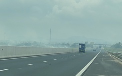 Khói bao trùm một đoạn cao tốc Phan Thiết - Dầu Giây khiến tài xế phải đột ngột giảm tốc độ
