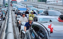 CSGT xử phạt hàng loạt xe máy đi vào đường Vành đai 2 trên cao