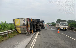Bản tin TNGT 8/9: Xe tải mất lái tông vào tôn hộ lan, tài xế tử vong