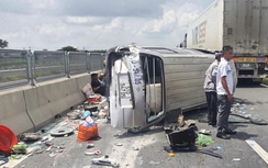 Ô tô đâm dải phân cách, lật nghiêng trên cao tốc Vĩnh Hảo - Phan Thiết