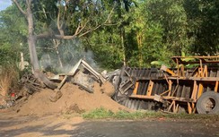 Hà Giang: Xe container bị lật, bốc cháy dữ dội trên quốc lộ 2