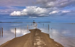 Độc đáo con đường chìm dưới nước, chỉ xuất hiện vài giờ mỗi ngày