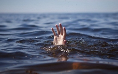 Cùng bạn ra ao chơi, bé 7 tuổi đuối nước thương tâm