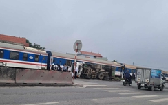 Bản tin TNGT 10/1: Tàu hỏa tông lật nghiêng xe chở rác