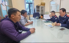 Tài xế xe khách vừa cầm lái vừa rít điếu cày: "Tôi đã biết lỗi"