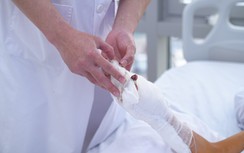 Nam sinh 12 tuổi nát bàn tay vì pháo tự chế