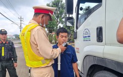 Lái xe bất ngờ khi bị CSGT Bình Định kiểm tra nồng độ cồn, ma túy từ sáng sớm