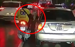 Lái xe máy lạng lách, bất ngờ dùng chân đạp gãy gương ô tô trên đường