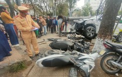 Cụ ông 80 tuổi lái ô tô lao qua ngã tư, đâm gãy cột đèn và 3 xe máy