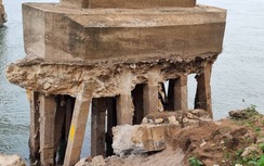 Cầu Trung Hà trơ trụ móng trong khi thủy điện sông Đà sắp xả hàng tỷ m³ nước