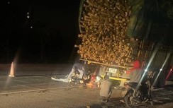 Tông vào đuôi xe tải chở gỗ keo, 2 người đi xe máy tử vong
