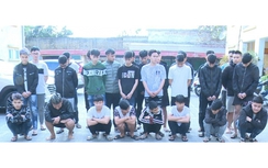 Bắt 29 đối tượng đi 20 xe máy tháo biển, mang theo hung khí đánh người