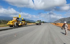 Thảm mẻ cấp phối đá dăm gia cố xi măng đầu tiên trên cao tốc Bắc - Nam qua Quảng Bình