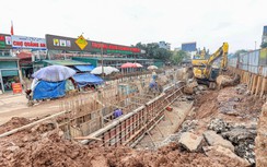 Ngổn ngang bùn đất, người dân bất an khi đi qua đường Âu Cơ - Nghi Tàm