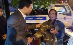 Bác thợ xây đi lạc đường vì quá chén, giám đốc công an tỉnh gọi người nhà đưa về