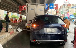 Xe tải tông vào rào chắn độ cao làn đường ưu tiên gây tai nạn liên hoàn