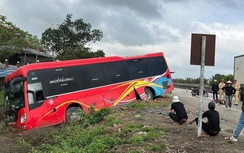 Xe khách va chạm xe đạp điện, hai ông cháu tử vong thương tâm