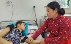 Trao tiền hỗ trợ nam thanh niên bị TNGT cần đóng 50 triệu, cha mẹ cầu cứu