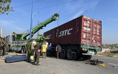Va chạm với xe container rẽ phải, 2 người đàn ông tử vong, xe máy nát vụn