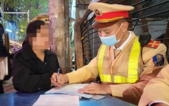 Vi phạm nồng độ cồn, nữ tài xế khăng khăng"có say đâu, đi bình thường mà"