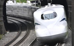 1.400 hành khách bị mắc kẹt 11 giờ trên tàu cao tốc vì động đất ở Nhật Bản