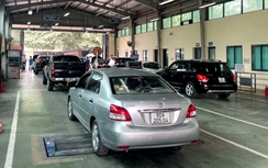 Trung tâm đăng kiểm tất bật ngày đầu làm việc sau kỳ nghỉ tết Dương lịch