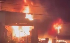 Cháy cửa hàng bán phụ tùng, 2 xe ô tô bị thiêu rụi