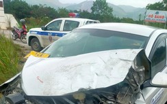 Ba ô tô tông liên hoàn khiến xe khách chở 22 người lao xuống ao nước ven quốc lộ 279