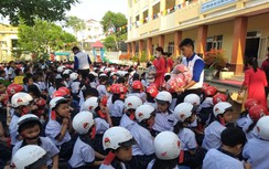 Long An tặng mũ bảo hiểm cho học sinh lớp 1