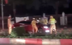 Bị dừng kiểm tra đo nồng độ cồn, tài xế lao ô tô vào CSGT rồi bỏ chạy ngược chiều