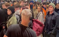 Hàng loạt chuyến bay đến Anh phải bay vòng trên trời vì bão