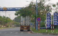 Biển cấm dừng, đỗ tự cắm trong khu công nghiệp ở Cần Thơ: Sẽ bố trí bãi đậu xe tạm
