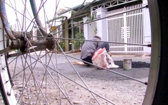 Lão nông 81 tuổi ngày ngày cần mẫn vá đường