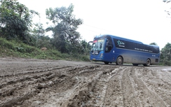 Nhiều hộ lan và mặt đường hư hỏng trên tuyến QL279 qua Lào Cai