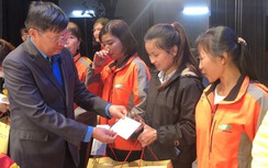 Ai được tặng vé tàu hỏa, vé máy bay miễn phí để về quê ăn Tết?