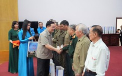 Chủ tịch Quốc hội thăm hỏi, trao quà Tết cho hộ nghèo, công nhân tại Gia Lai