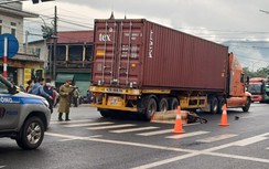 Bản tin TNGT 27/1: Xe máy nằm gọn dưới gầm xe đầu kéo, một người tử vong