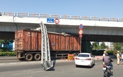 Container húc bay khối thép giới hạn chiều cao, xe buýt bị vạ lây