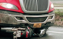 Bản tin TNGT 29/1: Bị xe đầu kéo tông, một người đi xe máy tử vong tại chỗ