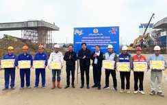 Công đoàn GTVT chúc Tết sớm người lao động trên công trường cao tốc