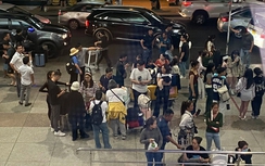 "Biển người" đổ về ga quốc tế sân bay Tân Sơn Nhất từ mờ sáng