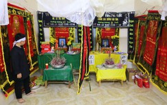 Vừa chịu tang cha, lại mất mẹ vì TNGT: Hai chị em nhỏ bơ vơ, tương lai mù mịt