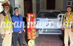 Dừng xe bất thường, tài xế vi phạm nồng độ cồn, chở pháo lậu bị cảnh sát "sờ gáy"