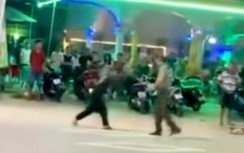 Clip gã đàn ông chém người giữa đường ở An Giang: Hai công an bị chém ra sao?