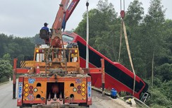 Hà Tĩnh: Xe khách mất lái lao xuống mép đường, 30 hành khách hú vía